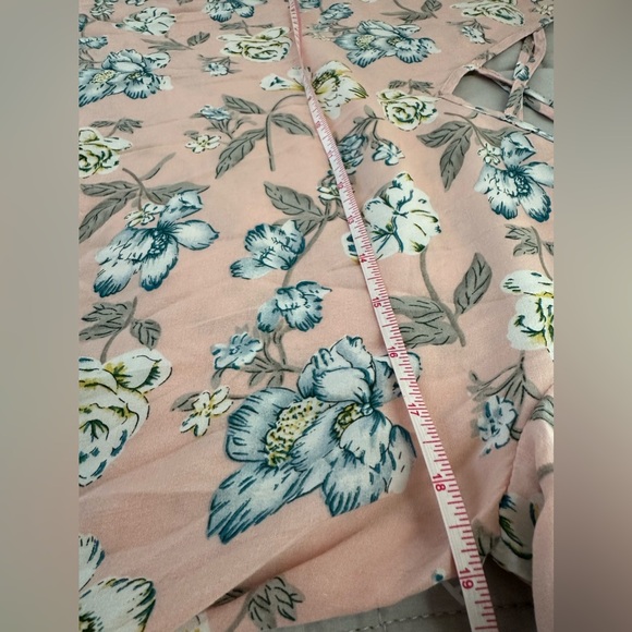 Hassles N Lace Floral tunic with lace trim flare sleeves. Neckline cross straps. - Picture 5 of 8